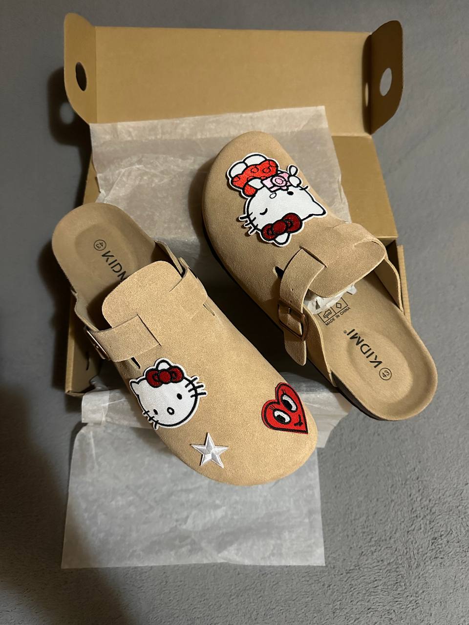 Custom Hello Kitty Patch Clogs – Beige Cute Streetwear Design