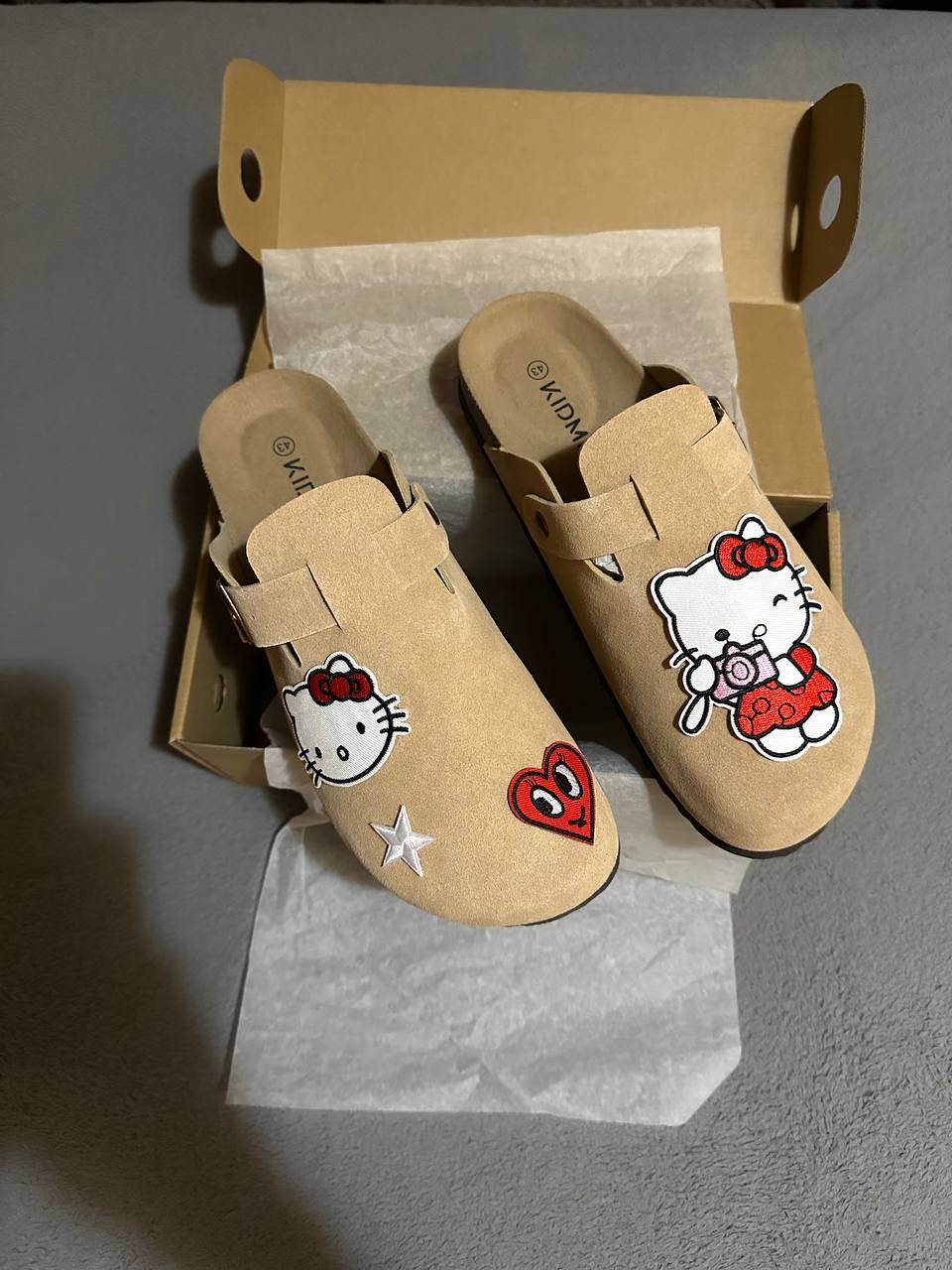 Custom Hello Kitty Patch Clogs – Beige Cute Streetwear Design